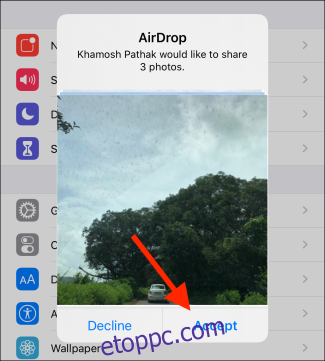AirDrop kérés fényképek megosztására;  az ismerősének meg kell érintenie 